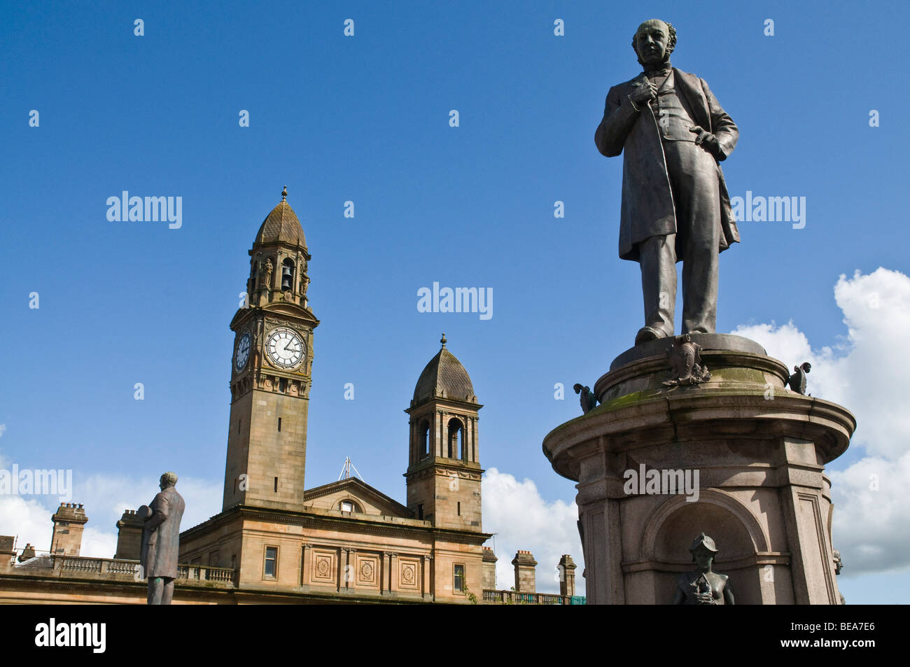 dh Paisley Town Hall PAISLEY RENFREWSHIRE Sir Peter Coats statue Paisley Town Hall Center monument Banque D'Images