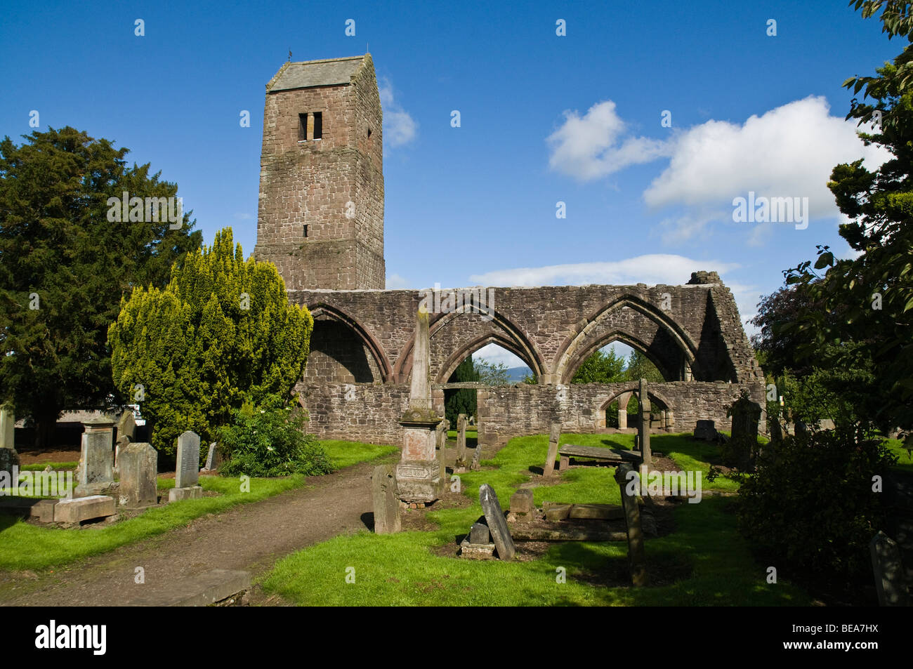dh MUTHILL PERTHSHIRE Scottish Old Church Belfry tour et cimetière Ruines églises kirk Ecosse Banque D'Images