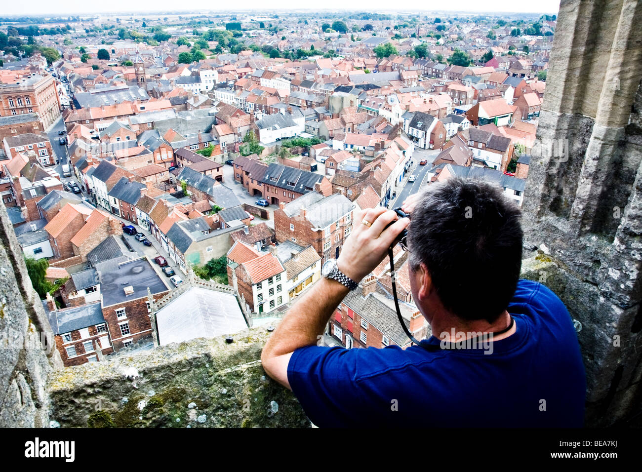 Un visiteur REGARDE LA VUE DU SOMMET DE ST JAMES CHURCH DANS LOUTH, LA CAPITALE HISTORIQUE DU Lincolnshire Wolds Banque D'Images