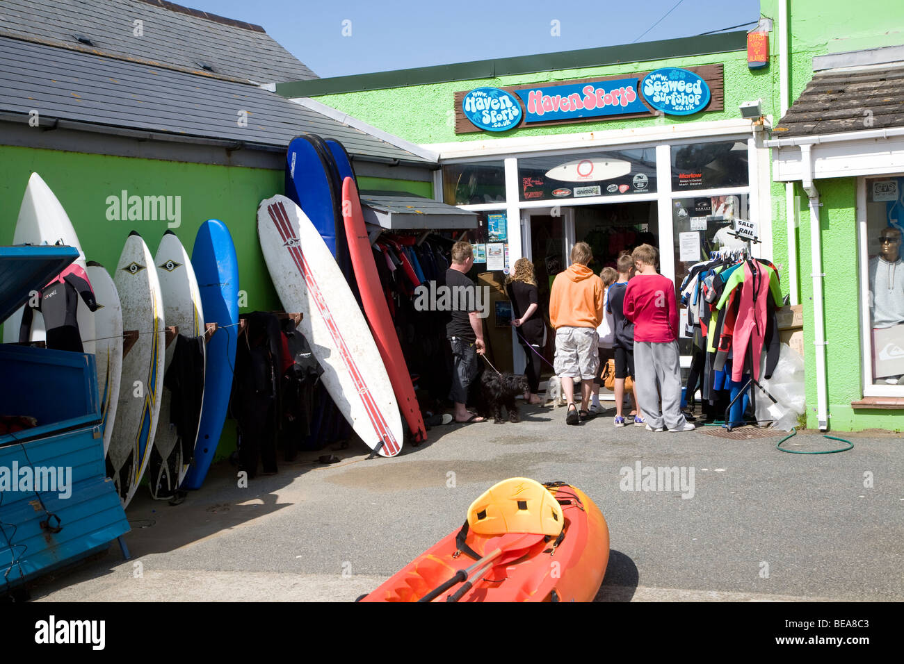 Boutique de sports nautiques Havre large Galles Pembrokeshire Banque D'Images