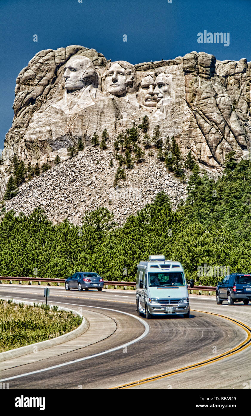Mt Rushmore Dakota du Sud sculpture de nos présidents des USA de Roosevelt Lincoln Washington et Adams sur montagne avec RV on road Banque D'Images