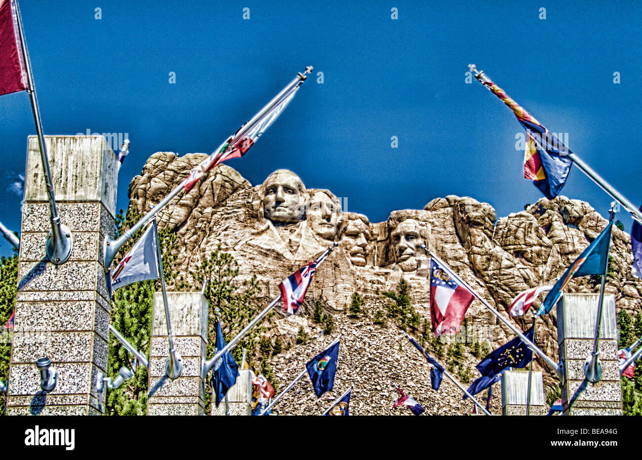 Mt Rushmore Dakota du Sud sculpture de nos présidents des USA de Roosevelt Lincoln Washington et Adams en montagne avec des drapeaux Banque D'Images