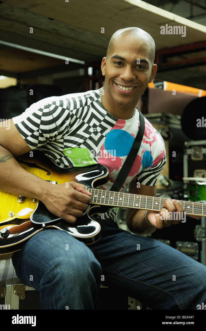 African man playing electric guitar Banque D'Images