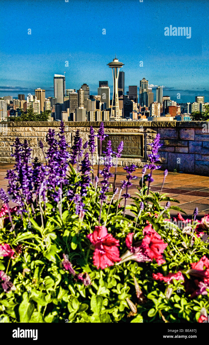 Beau paysage de Seattle Washington avec Space Needle et le mont Rainier dans l'arrière-plan la montagne de Queen Anne Hill USA Banque D'Images