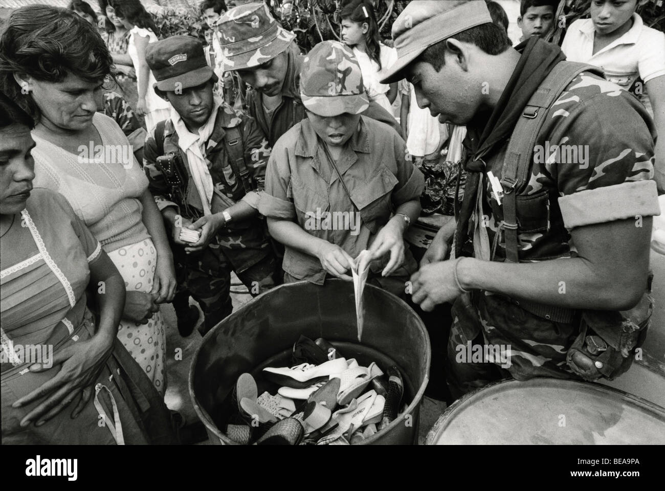 JARUSALEM, LA PAZ, EL SALVADOR, mai 1986 : à la ville de Jarusalem, La Paz l'armée distribue des barils de des vêtements donnés par les Etats-Unis. Banque D'Images