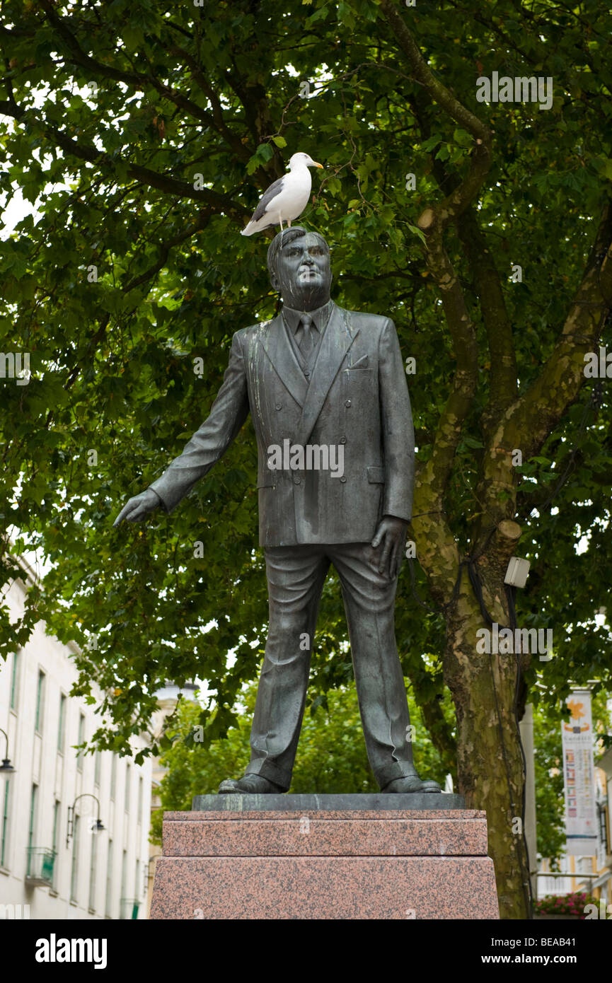 Aneurin Bevan statue avec seagull sur tête en centre-ville de Cardiff South Wales UK Banque D'Images