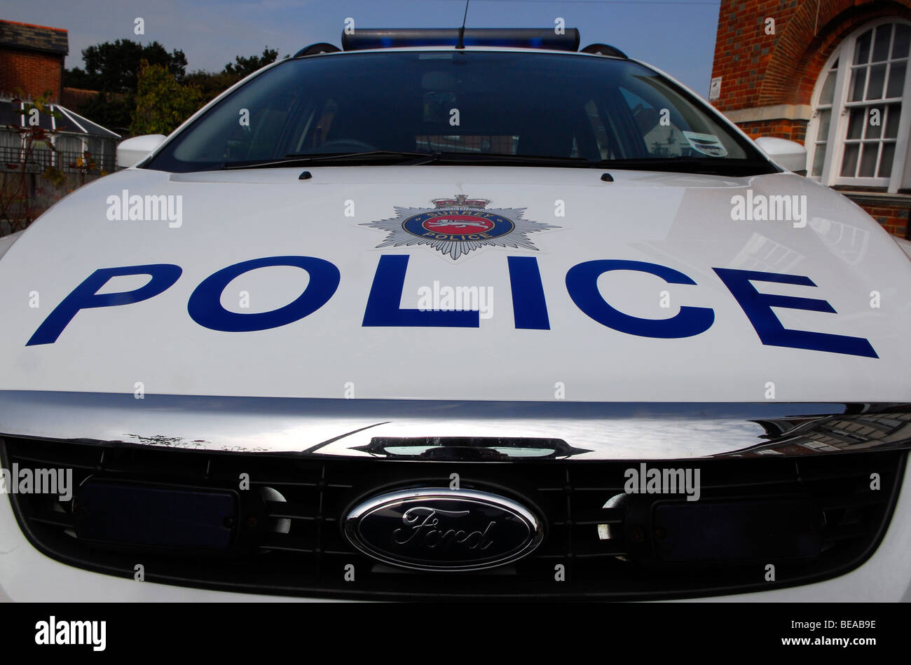 Voiture de police garée devant le poste de police de Haslemere, Haslemere, Surrey, Royaume-Uni. Banque D'Images