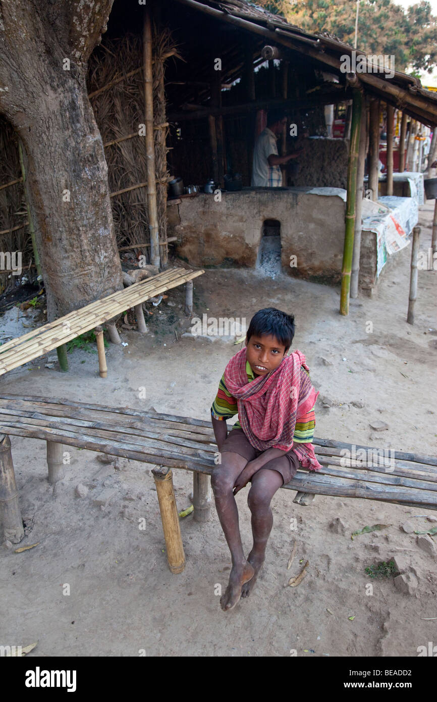 Garçon dans l'État du Bengale occidental en Inde Gour Banque D'Images