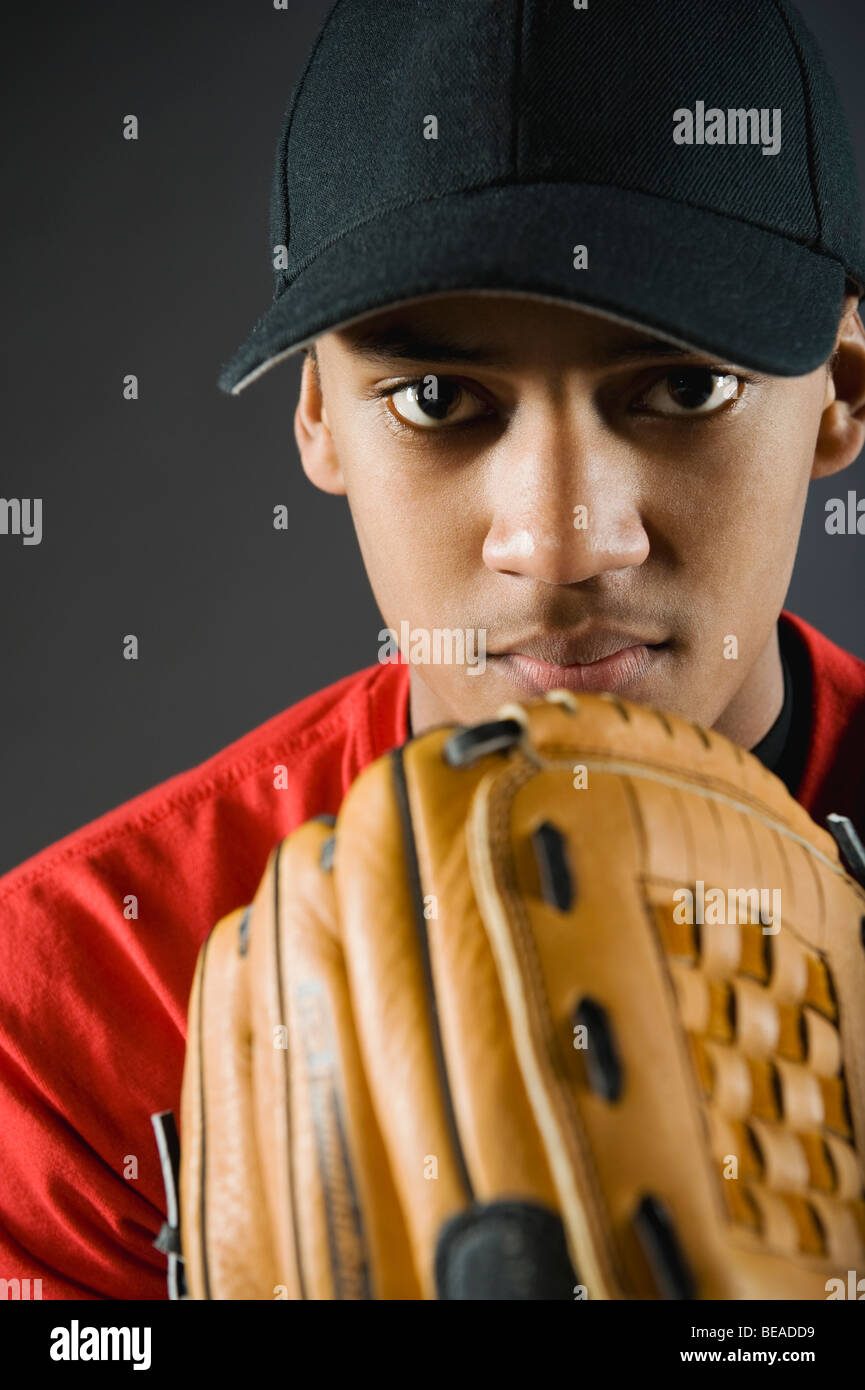 Mixed Race joueur de baseball à la grave Banque D'Images