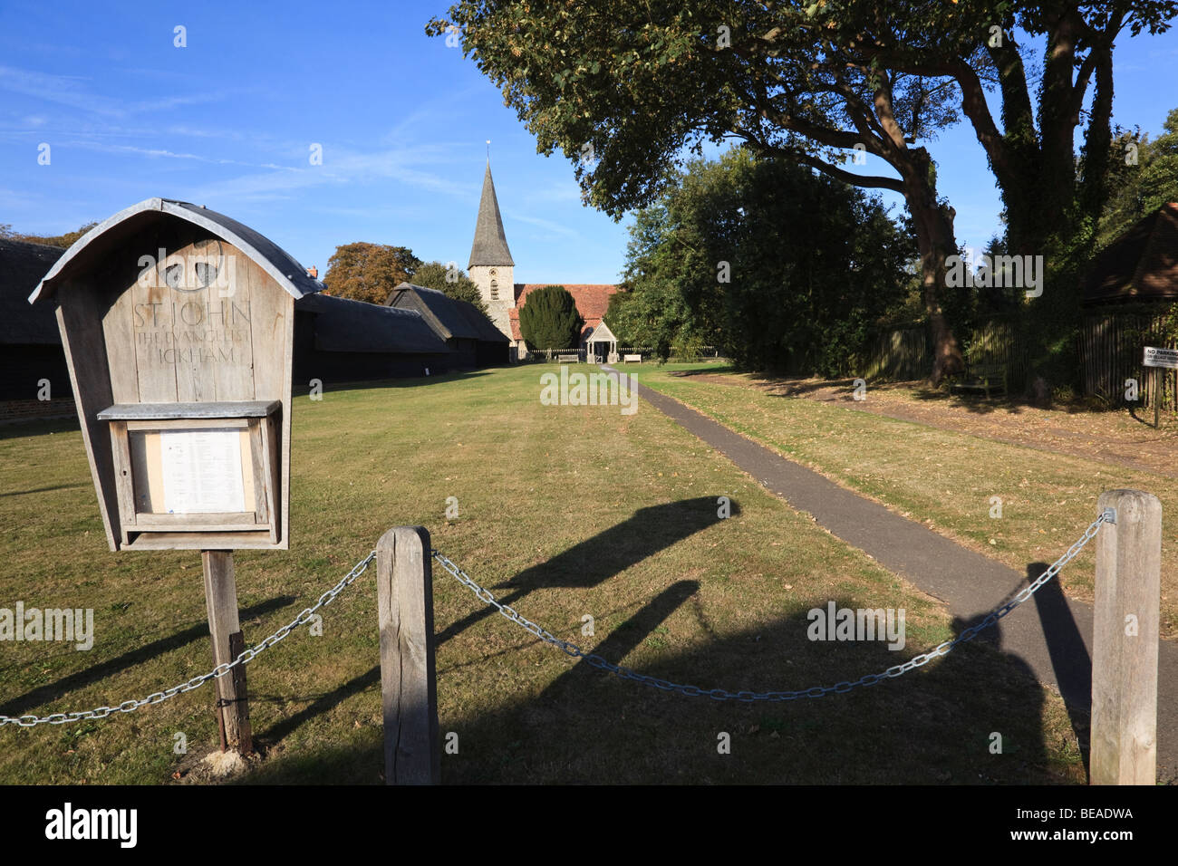 Village Green et le chemin menant à l'église de St Jean l'Evangéliste, Ickham and Well, Kent, UK Banque D'Images