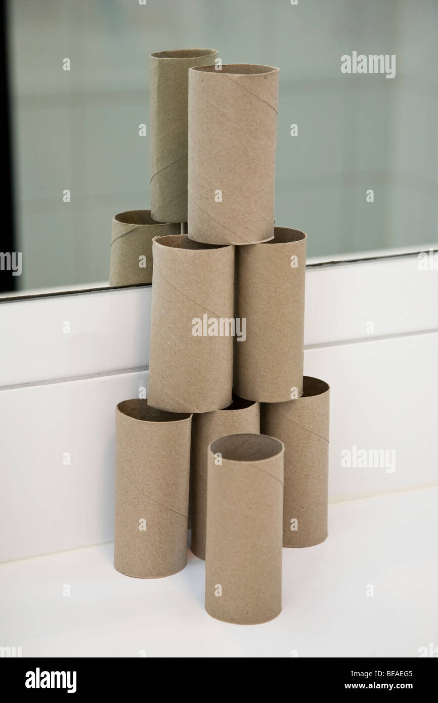 En forme de pyramide de la pile des rouleaux de papier de toilette vide Banque D'Images