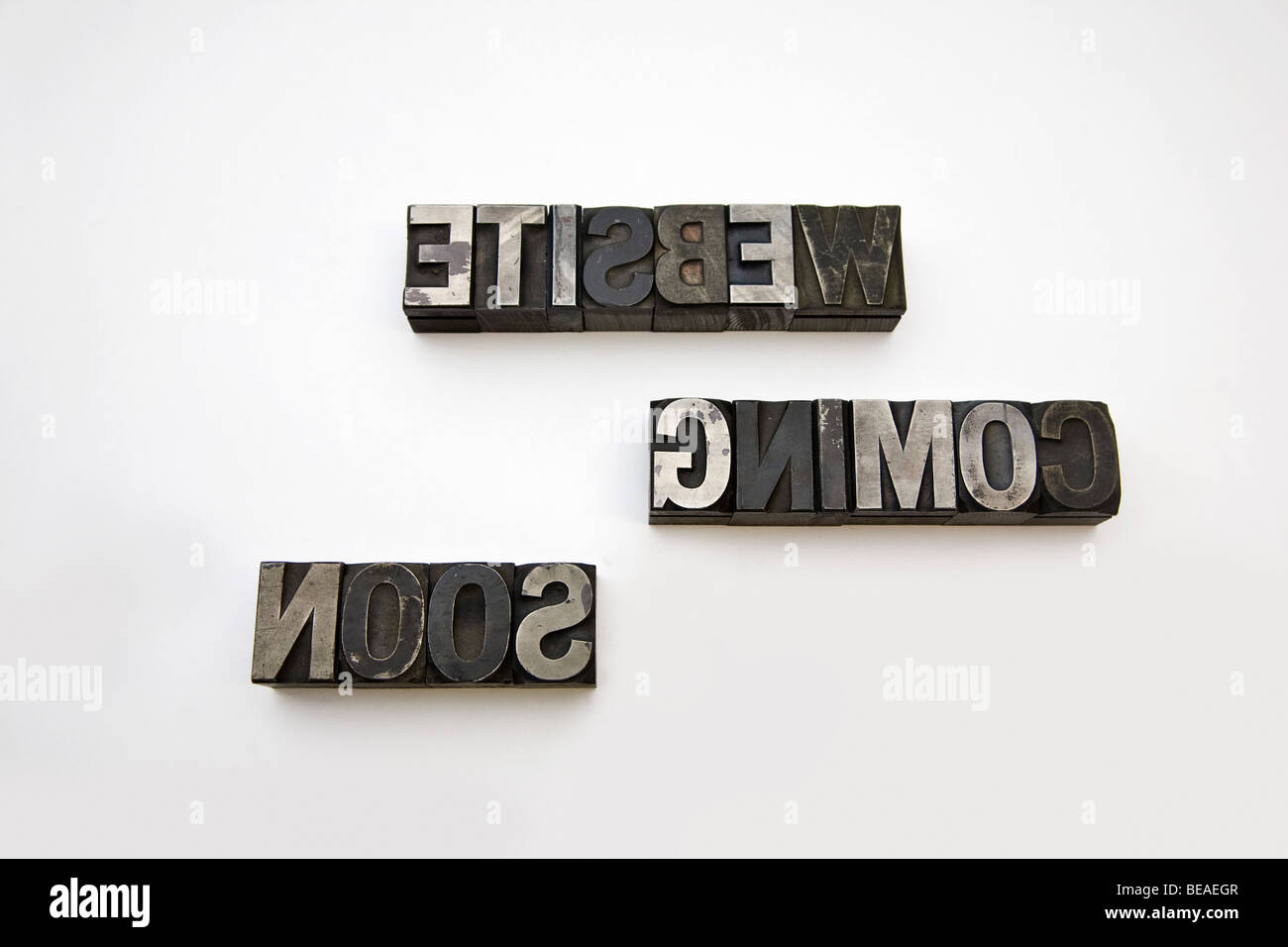 Site WEB À VENIR écrit à l'envers dans la typographie des lettres en métal Banque D'Images Site WEB À VENIR écrit à l'envers dans la typographie des lettres en métal Banque D'Images