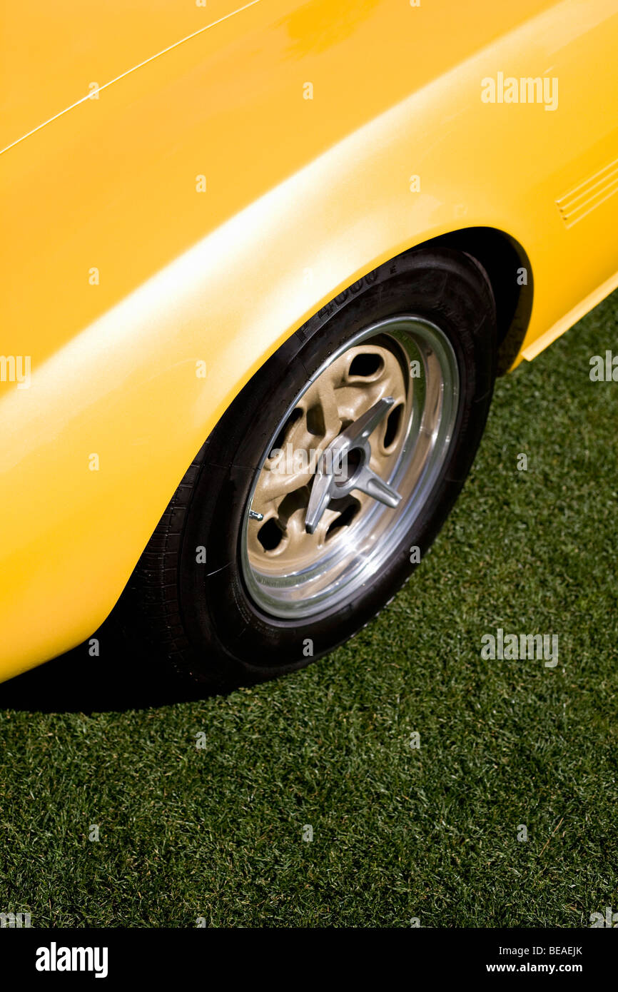 Un détail d'une voiture sport jaune Banque D'Images