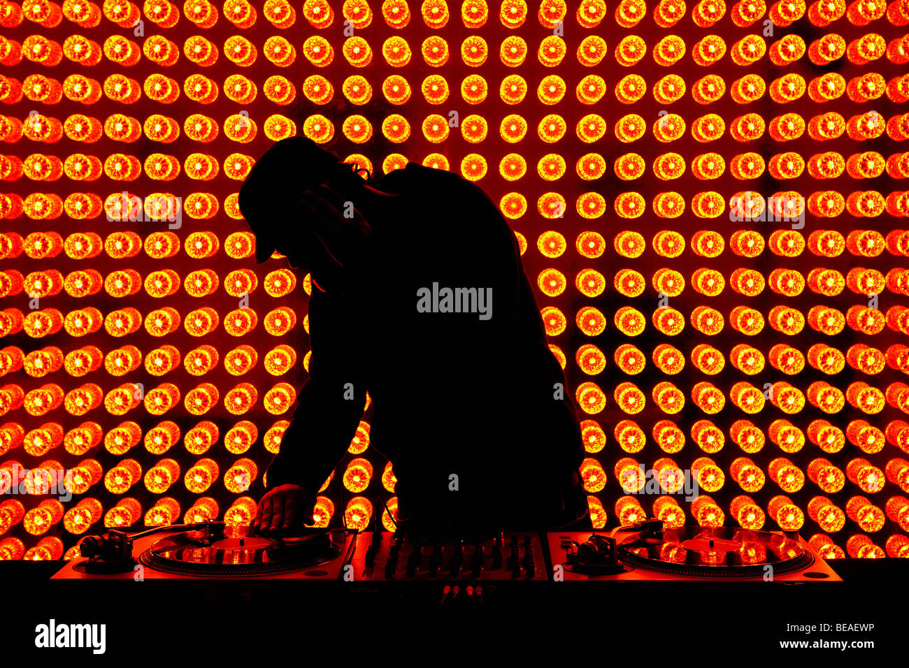 Un DJ Jouant records at nightclub Banque D'Images
