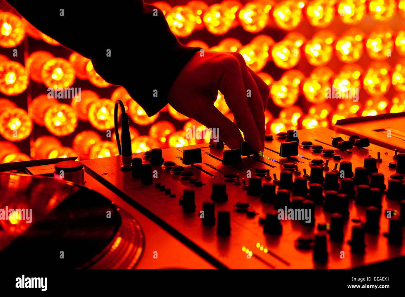 Un réglage de niveaux sur un DJ de mixage du son dans une boîte de nuit Banque D'Images