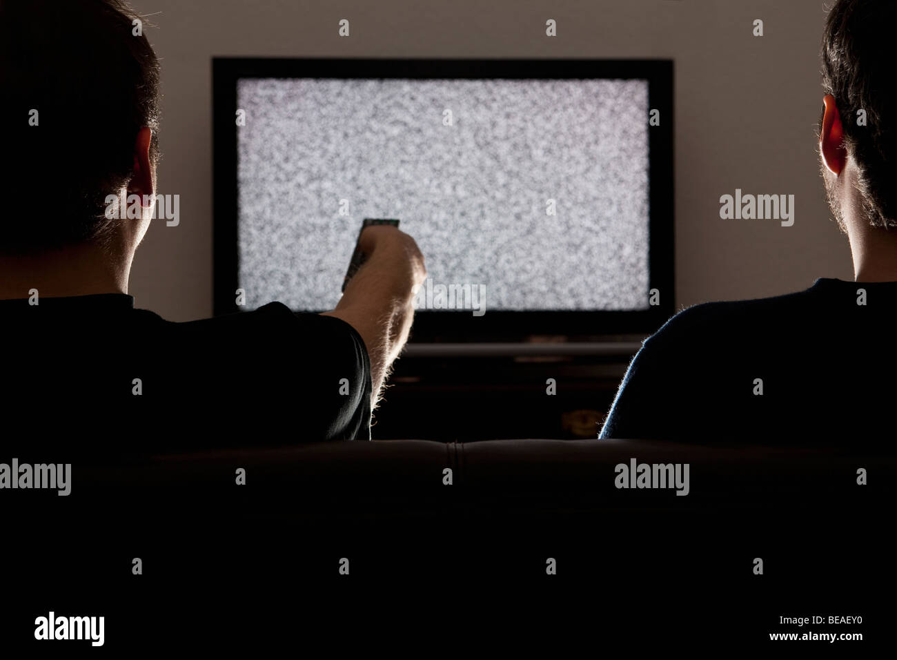 Deux hommes regarder à la télévision statique Banque D'Images