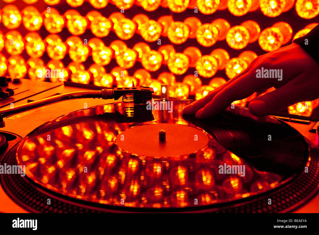 Un DJ de rayer un enregistrement dans une boîte de nuit Banque D'Images