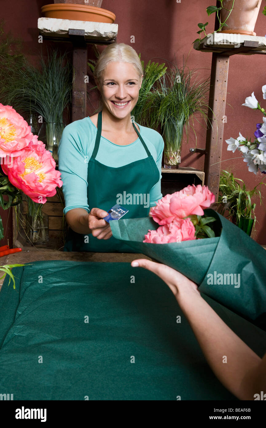 Un fleuriste servir un client Banque D'Images