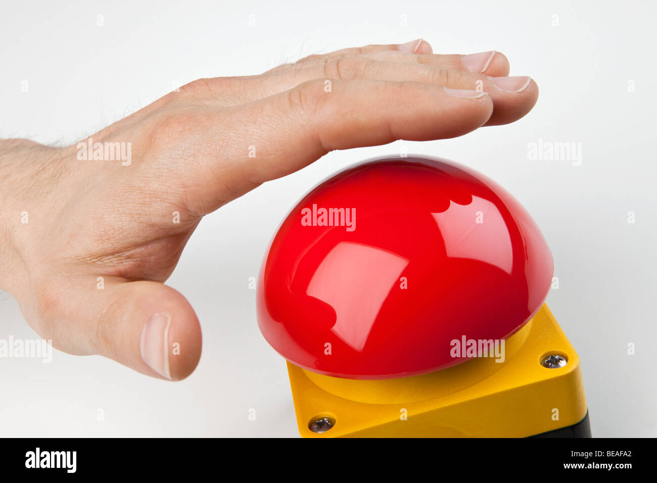 Une main sur le point d'appuyer sur un gros buzzer rouge Banque D'Images