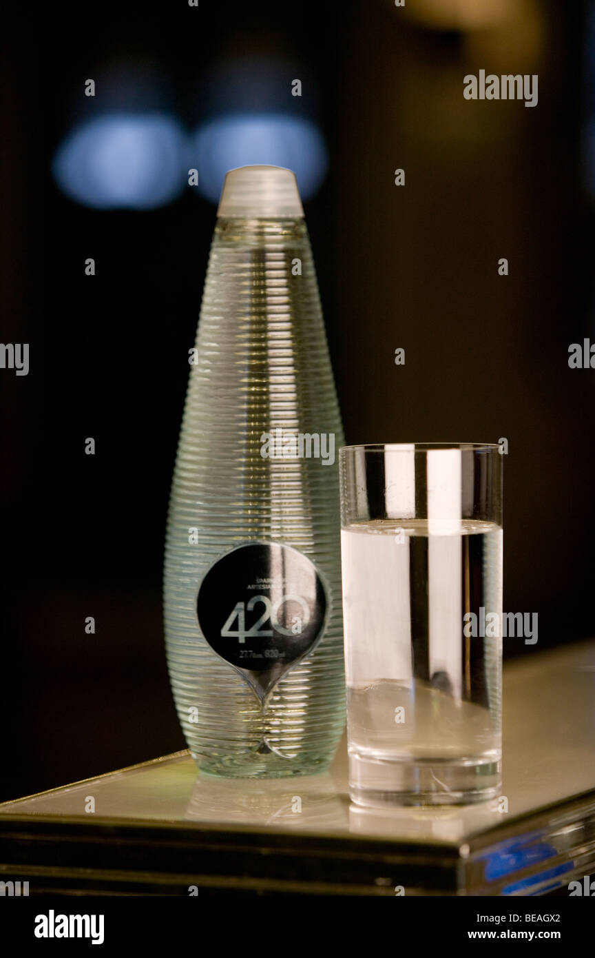 Un verre et une bouteille d'eau gazeuse. Banque D'Images