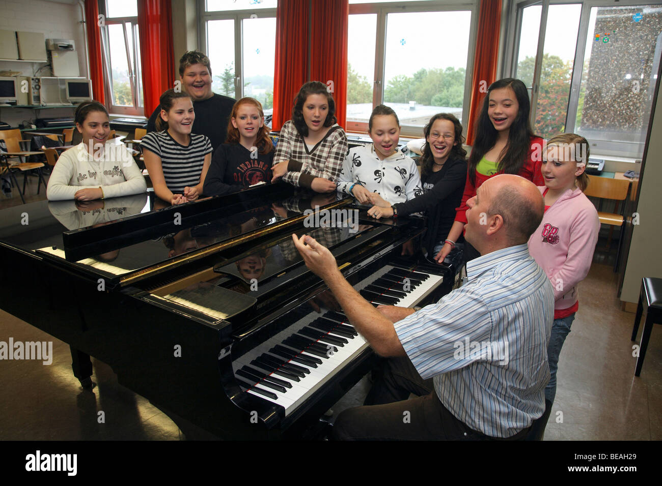 Leçon de chant avec accompagnement au piano de l'enseignant Banque D'Images