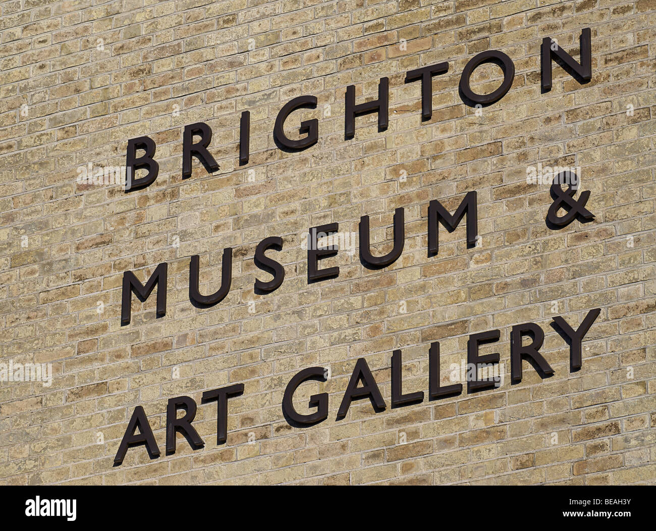 BRIGHTON MUSEUM & ART GALLERY signe sur un mur de briques de l'ancien bâtiment du dôme. Brighton, Angleterre Banque D'Images