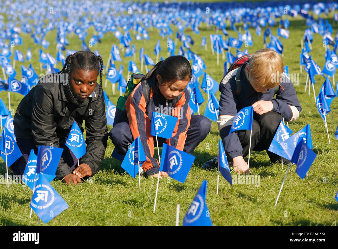 Les enfants coller drapeaux dans l'herbe sur la Journée mondiale des enfants, Essen, Allemagne Banque D'Images