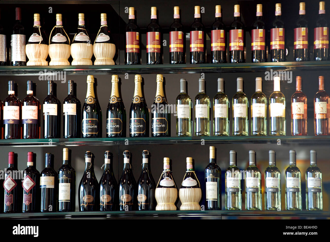 Des bouteilles de vin sur les étagères d'un restaurant bar Banque D'Images