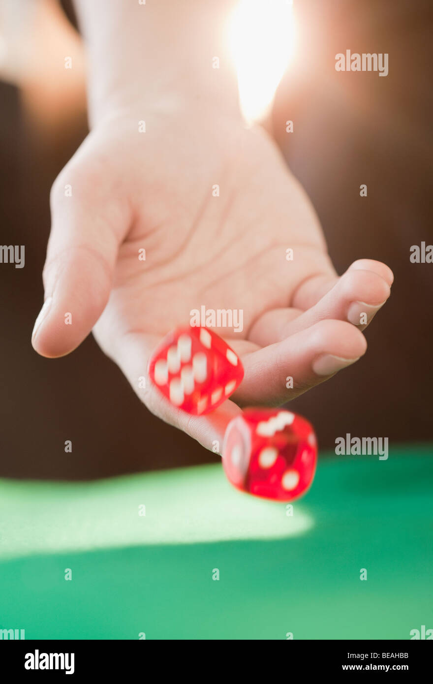 Woman throwing dice Banque D'Images