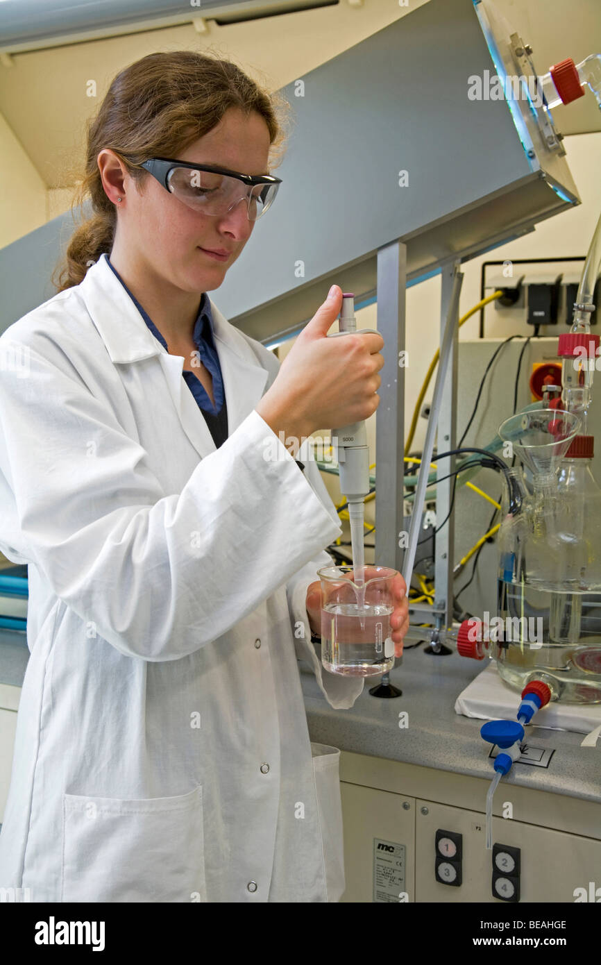 Un scientifique d'en prélever des échantillons avec une pipette, Cologne, Allemagne Banque D'Images