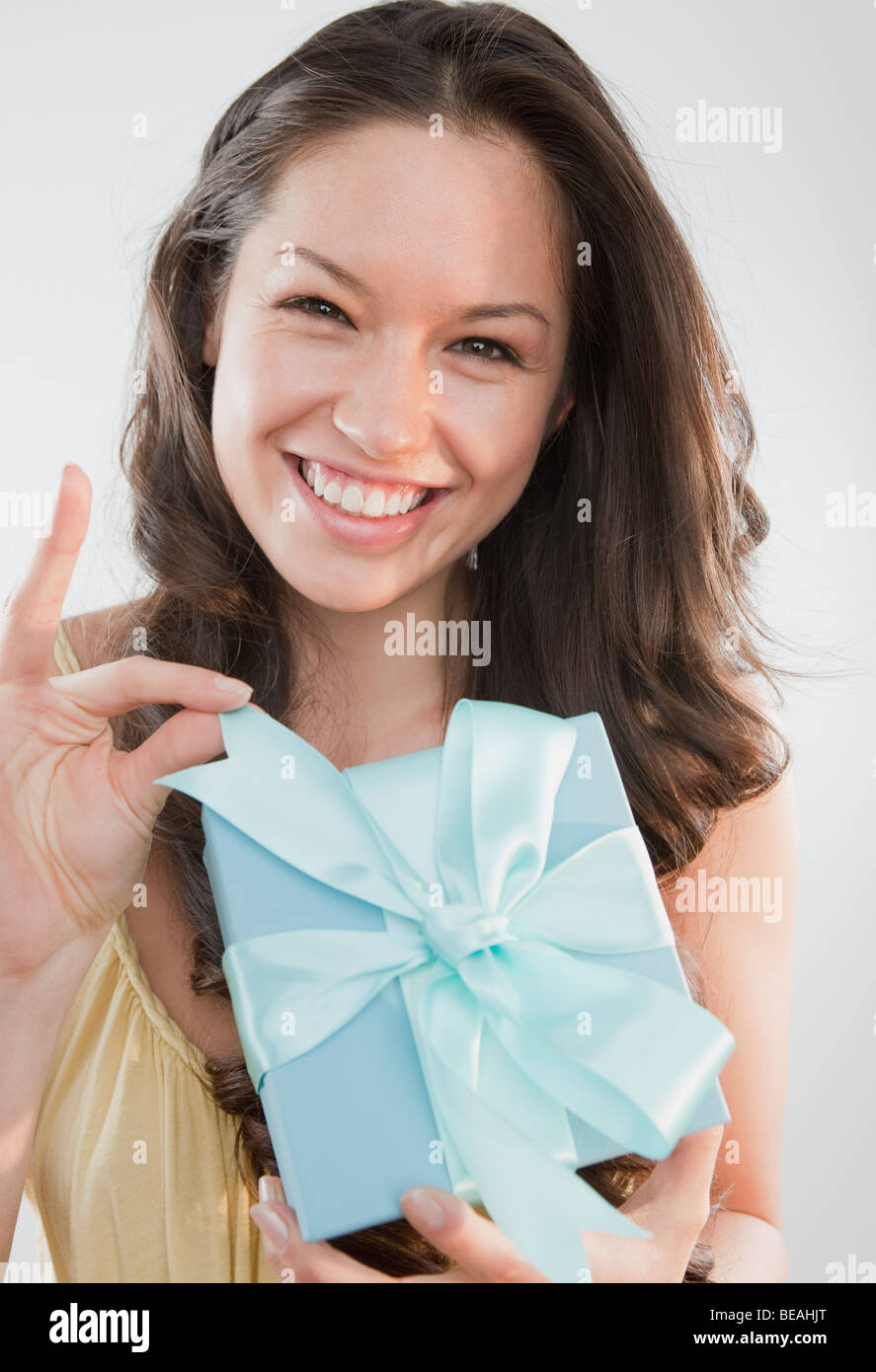 Mixed Race woman holding gift Banque D'Images