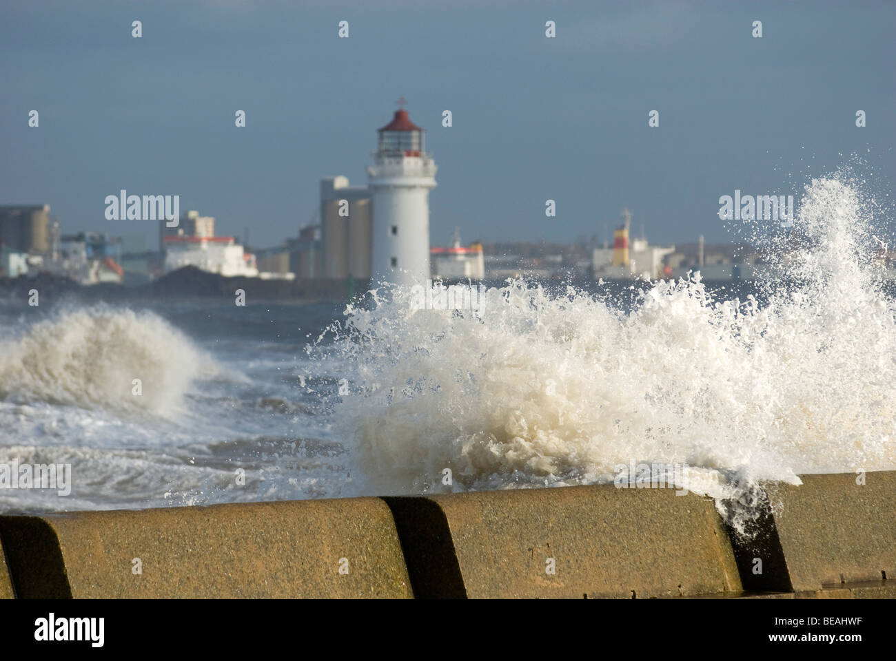 Les ondes de tempête sur sea wall New Brighton UK Wirral Banque D'Images