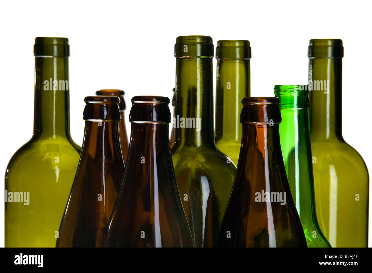 Objet sur blanc - bouteille de vin et de bière vides Banque D'Images