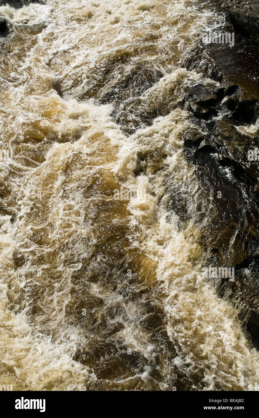 TEXTURE EAU dh eaux rapides de la rivière Dochart River Falls Banque D'Images