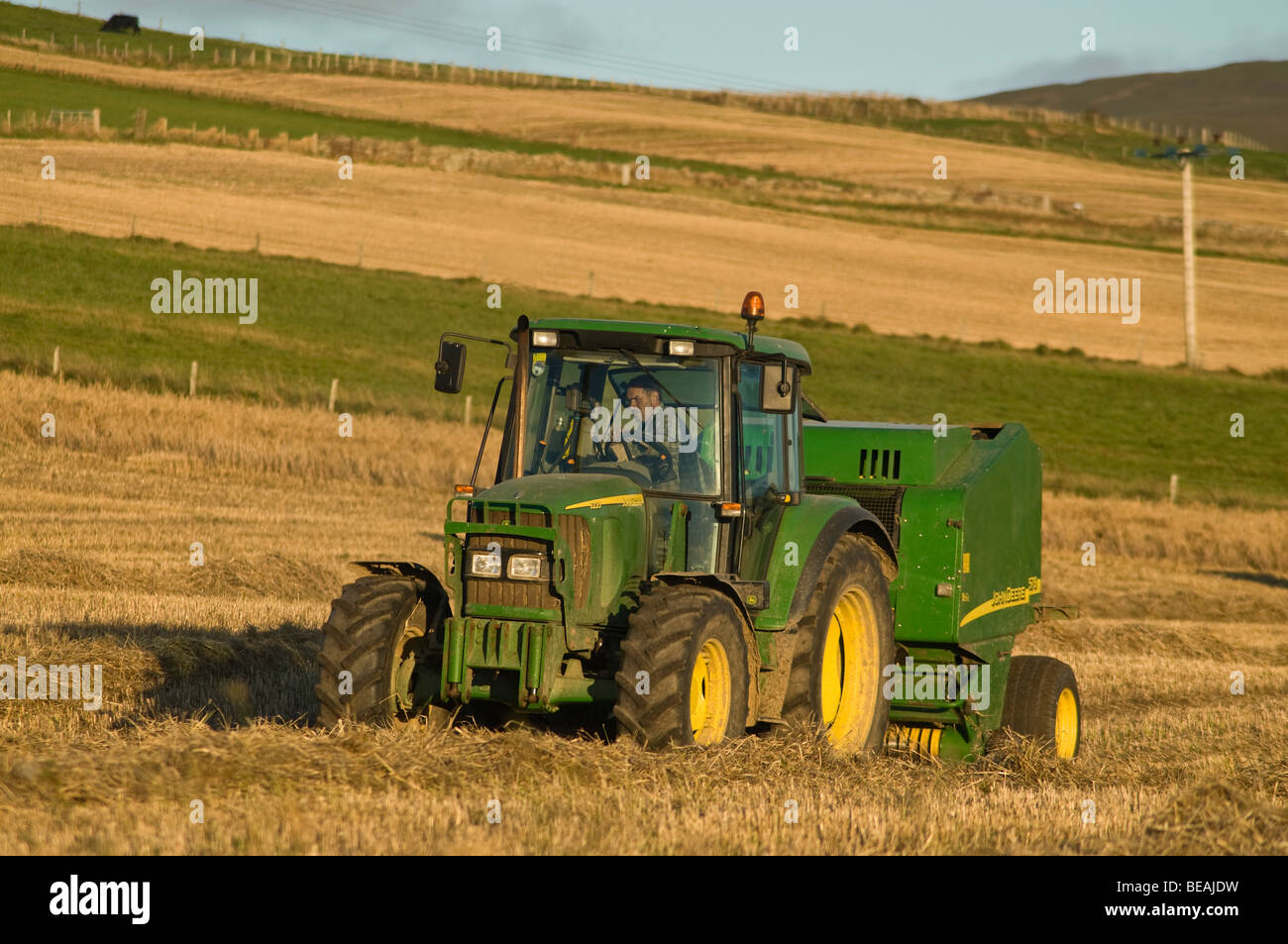 tracteur dh John Deere RAMASSEUSE-presse RÉCOLTE Royaume-Uni pressage de balles de foin de champ agriculture récolte agricole machines agricoles vertes tracteurs Banque D'Images