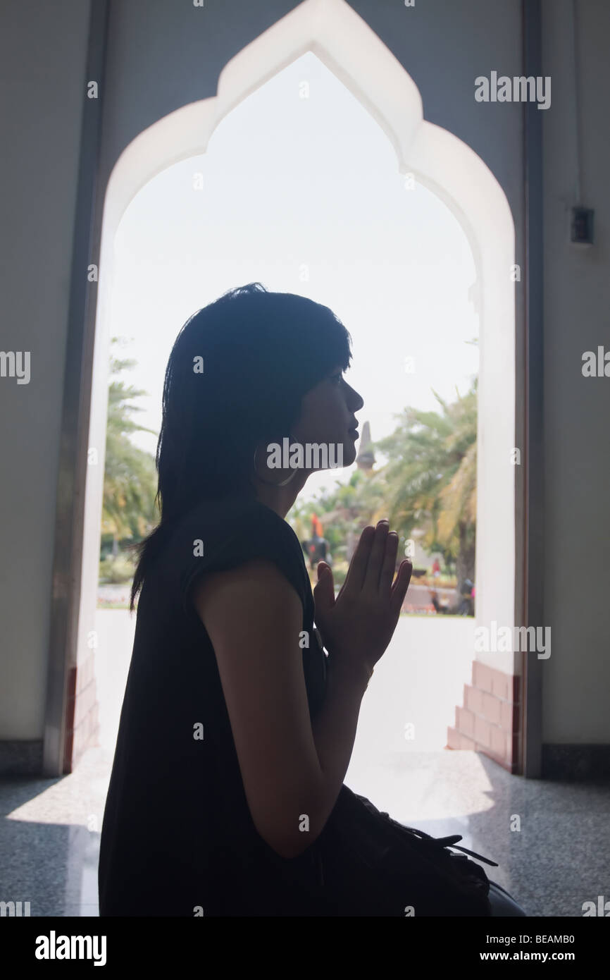 Asian woman praying in temple Banque D'Images