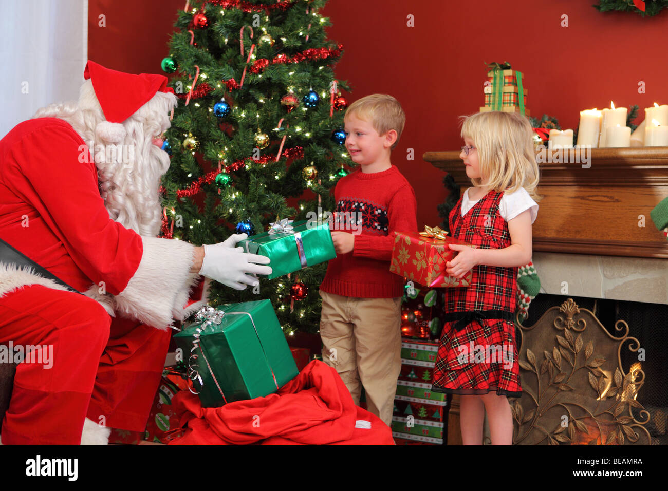 Le Père Noël donne des cadeaux de Noël pour enfants Banque D'Images