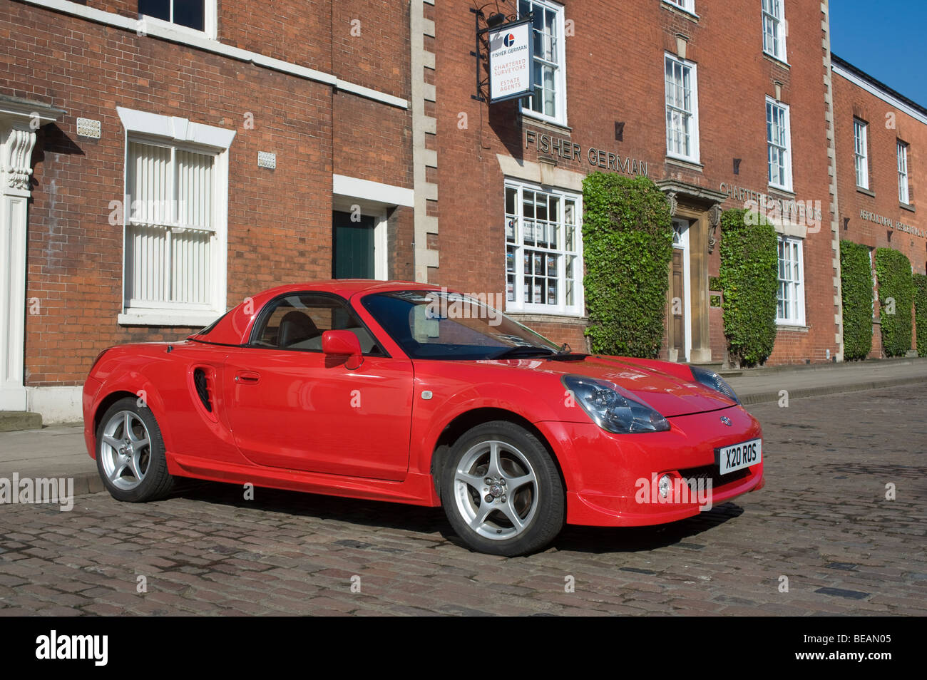 Voiture de sport Red Toyota mr2 garée dans une rue en Angleterre. Banque D'Images