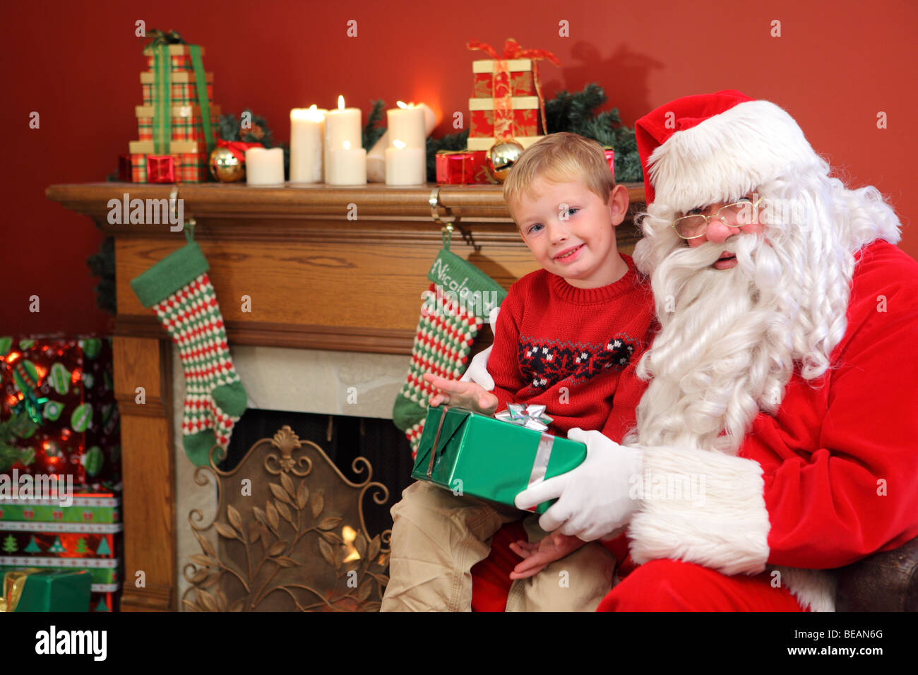 Portrait du Père Noël avec jeune garçon Banque D'Images