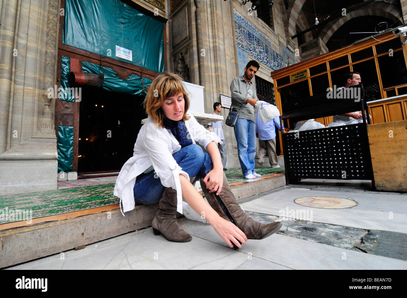 Un visiteur de l'Ouest une mosquée turque de retirer ses bottes