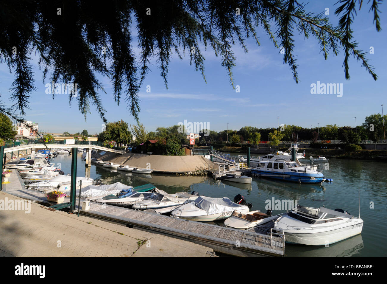 Un petit port pour les bateaux de loisirs à Nogent sur Marne, à quelques  kilomètres à l'Est de Paris, France Photo Stock - Alamy