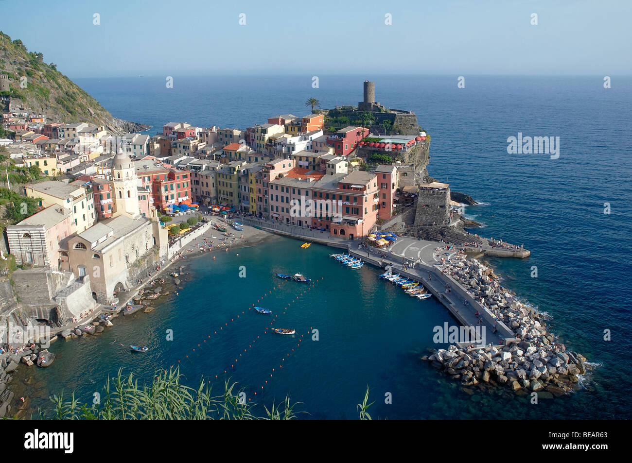Vernazza un village à La Spezia, Ligurie, dans le nord-ouest de l'Italie. C'est l'un des cinq villages qui composent la région des Cinque Terre Banque D'Images