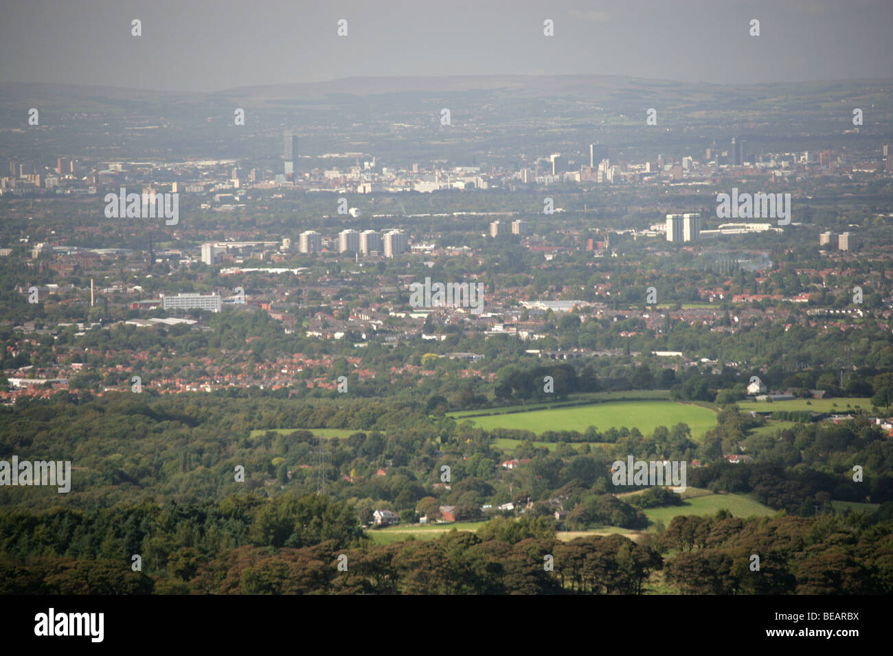 Cheshire East vue aérienne vers le nord-ouest vers le Grand Manchester de la pierre meulière sentier près de Sponds Hill. Banque D'Images