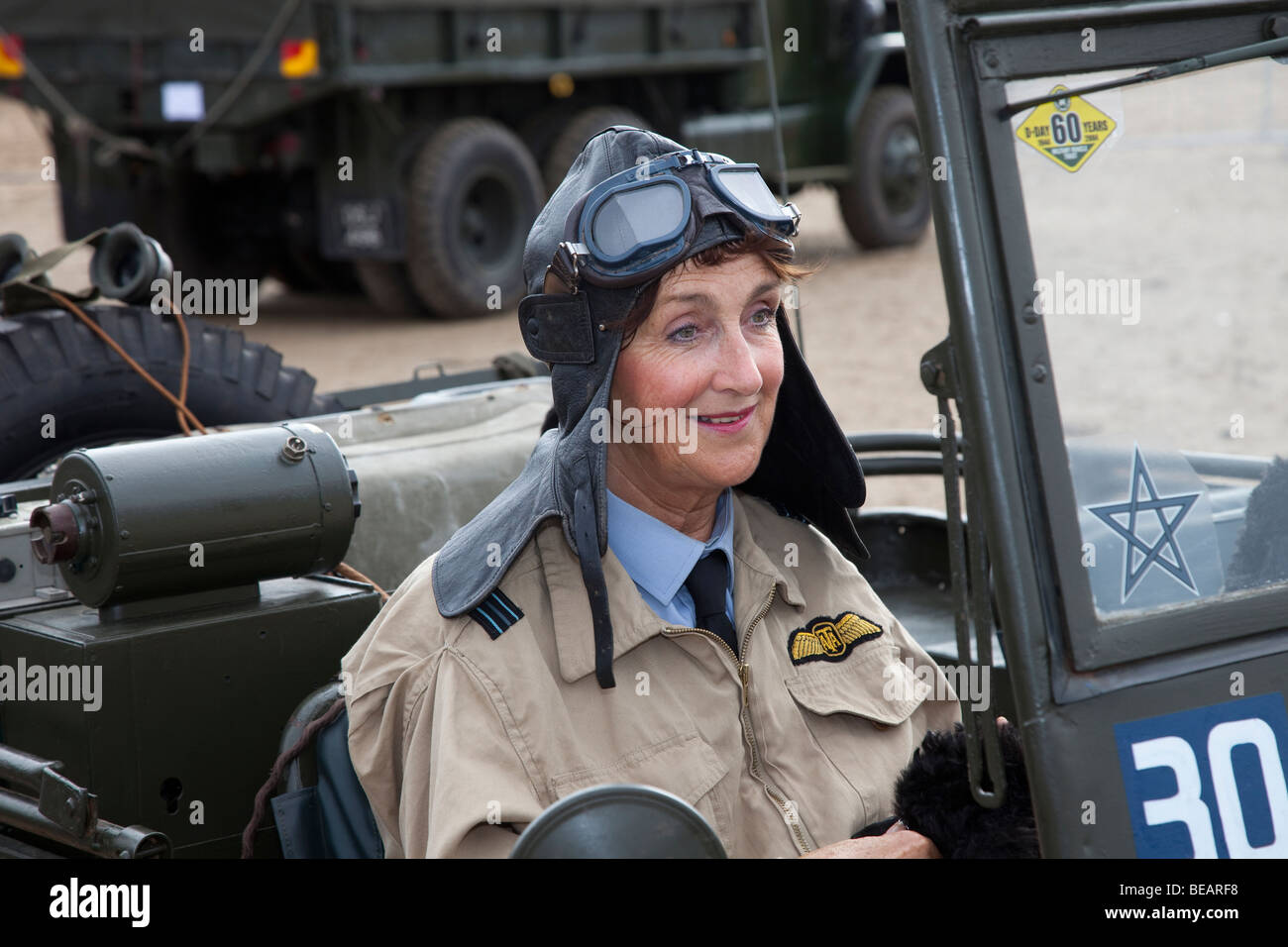 Seconde Guerre mondiale, deuxième Guerre mondiale, deuxième guerre mondiale, deuxième guerre mondiale, seconde guerre mondiale, femme vêtue d'un uniforme de l'auxiliaire de transport aérien en 1943 Willis Jeep, Southport, Merseyside, Royaume-Uni Banque D'Images