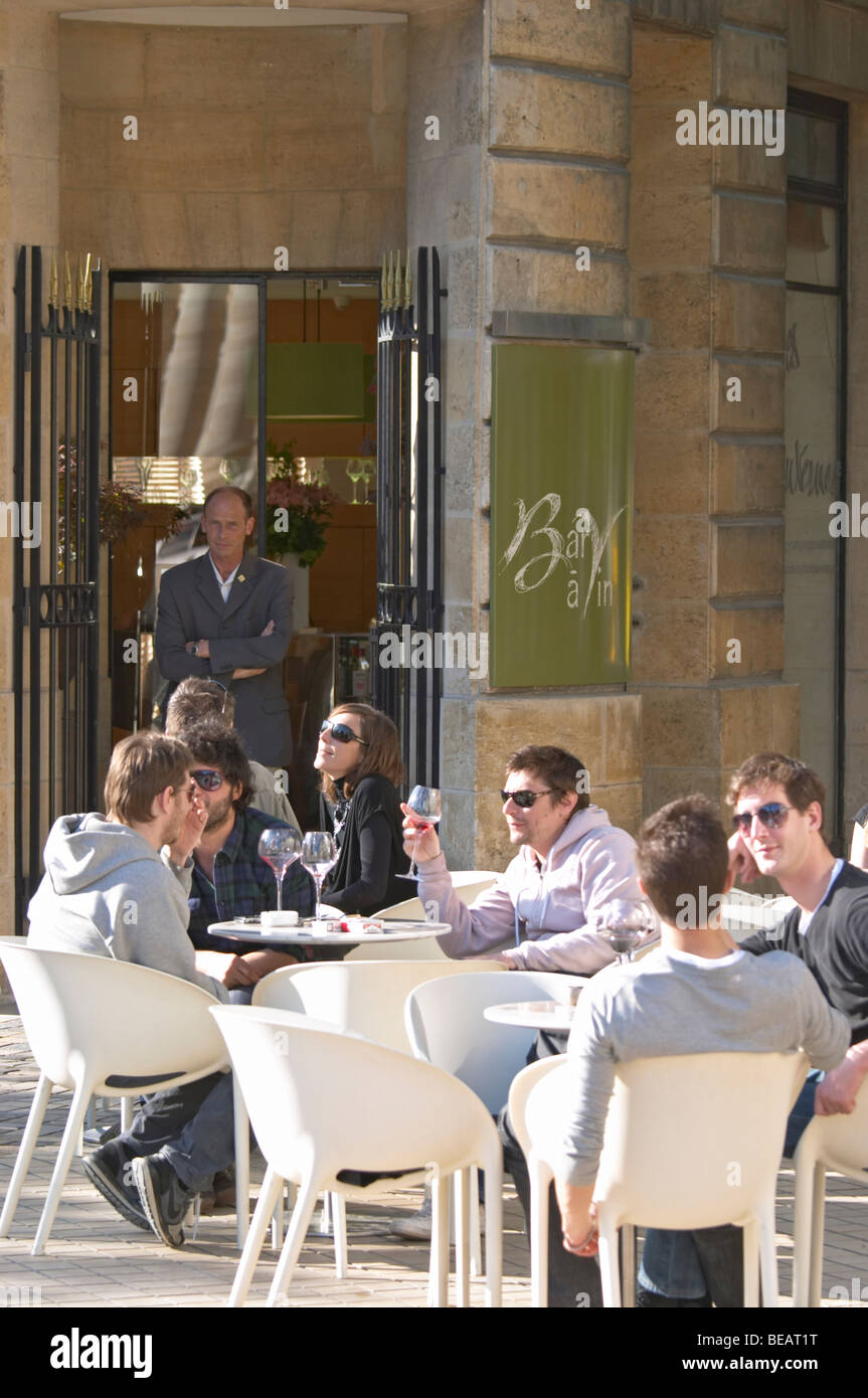 Terrasse de restaurant bar les gens boire du vin civb le bar a vin allées tourny bordeaux france Banque D'Images