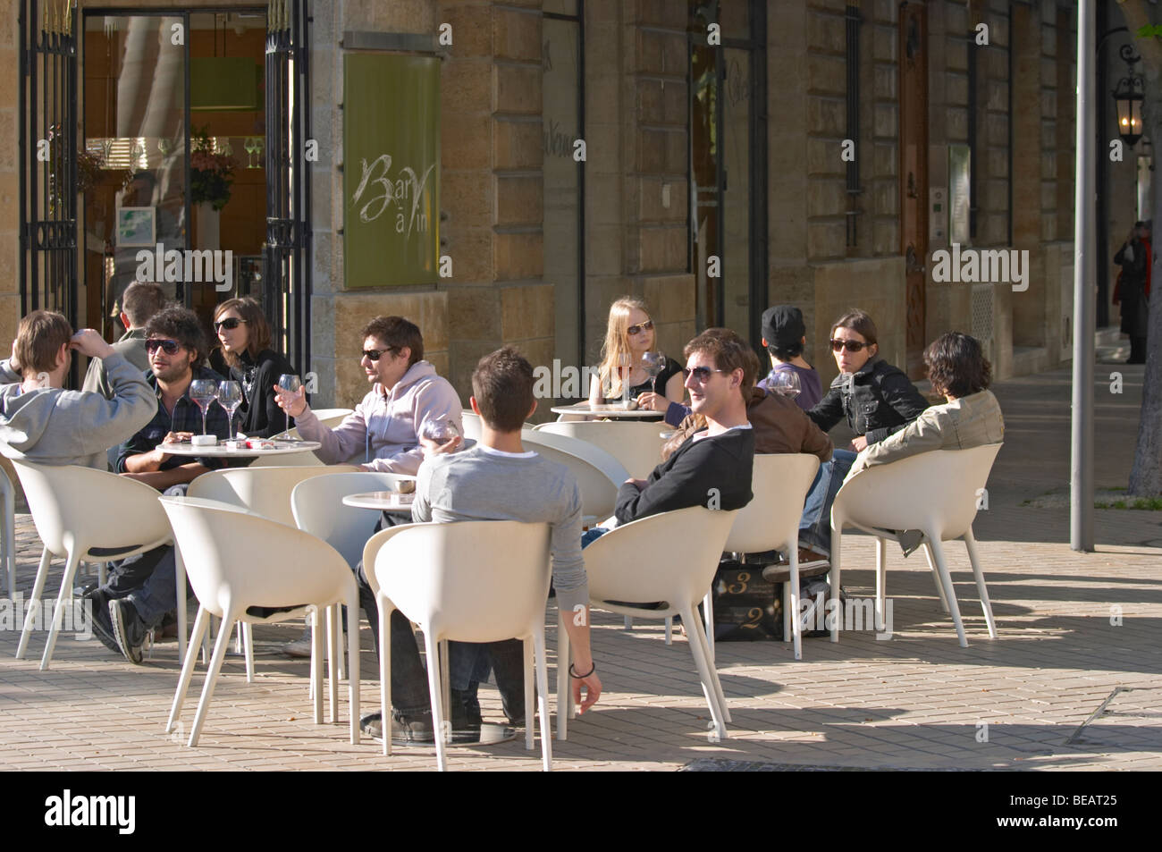 Terrasse de restaurant bar les gens boire du vin civb le bar a vin allées tourny bordeaux france Banque D'Images