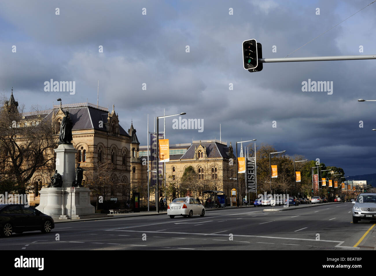 Une vue de North Terrace, Adelaide. Les rues sont larges et spacieux et il y a beaucoup de bâtiments de style classique. Banque D'Images