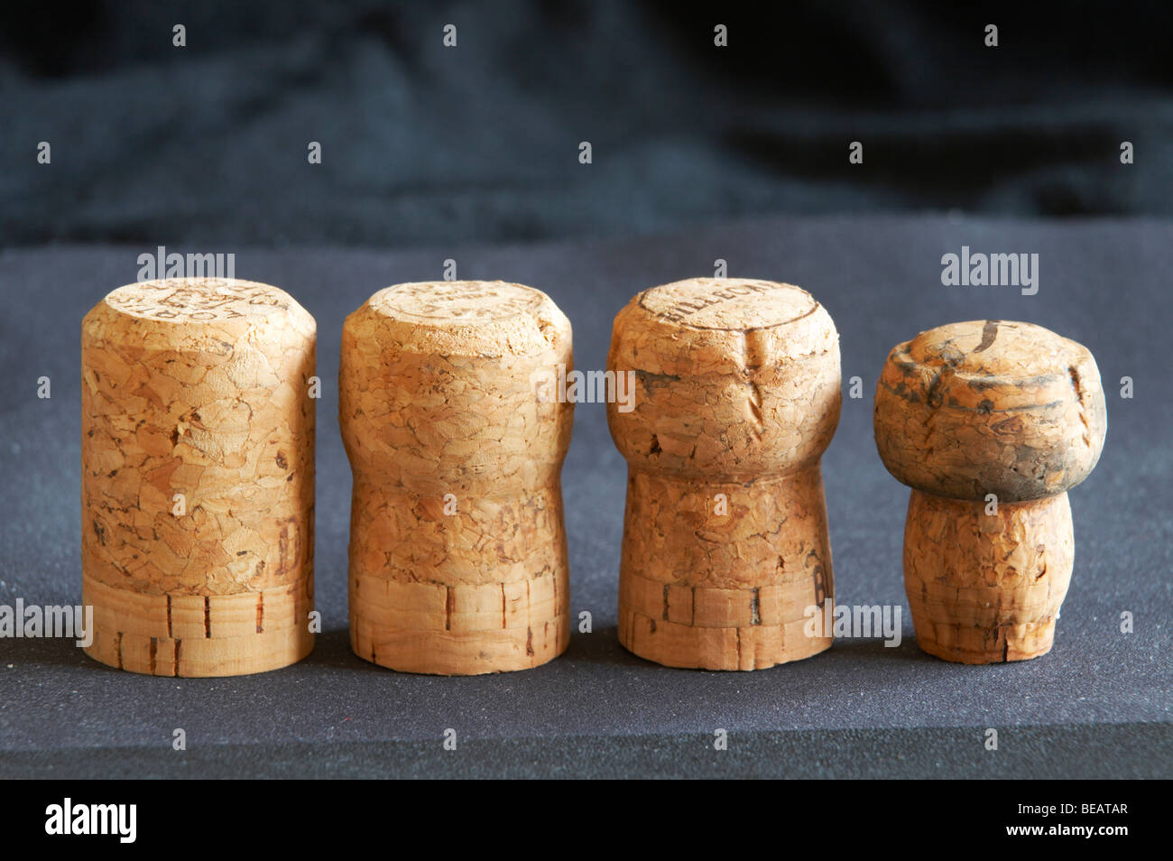 Bouchons de champagne montrant l'évolution de forme avec le temps Banque D'Images
