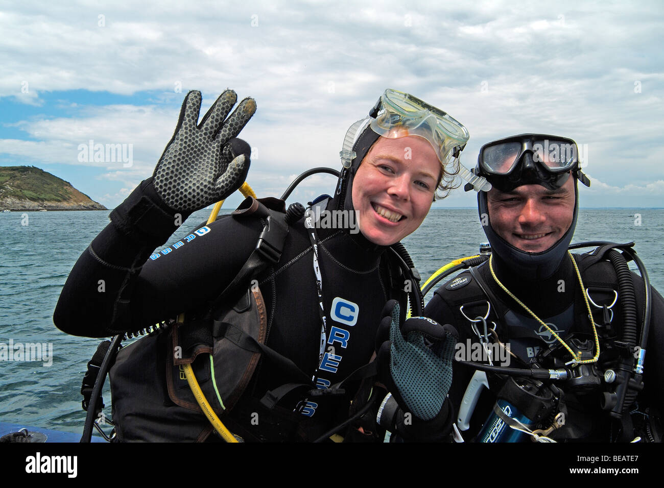 Deux plongeurs dans un bateau gonflable en Bretagne, France Banque D'Images