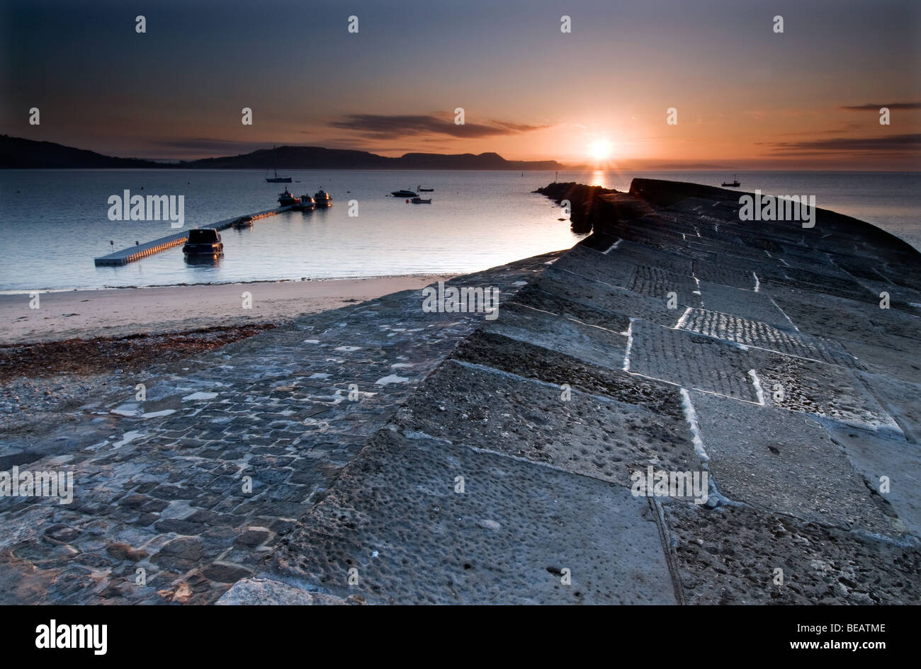 Le lever du soleil sur la Cobb à Lyme Regis Banque D'Images